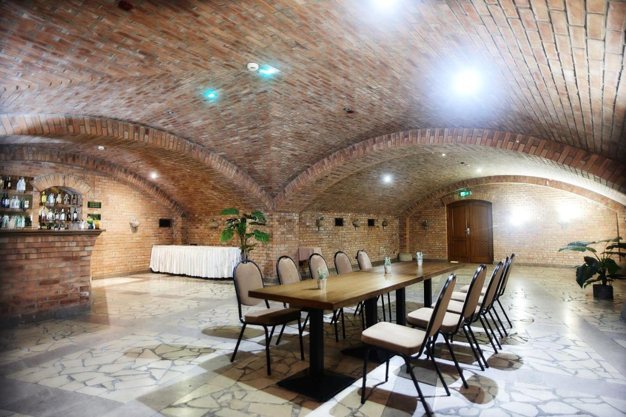 Hotel Sphinx Zabia Wola Экстерьер фото